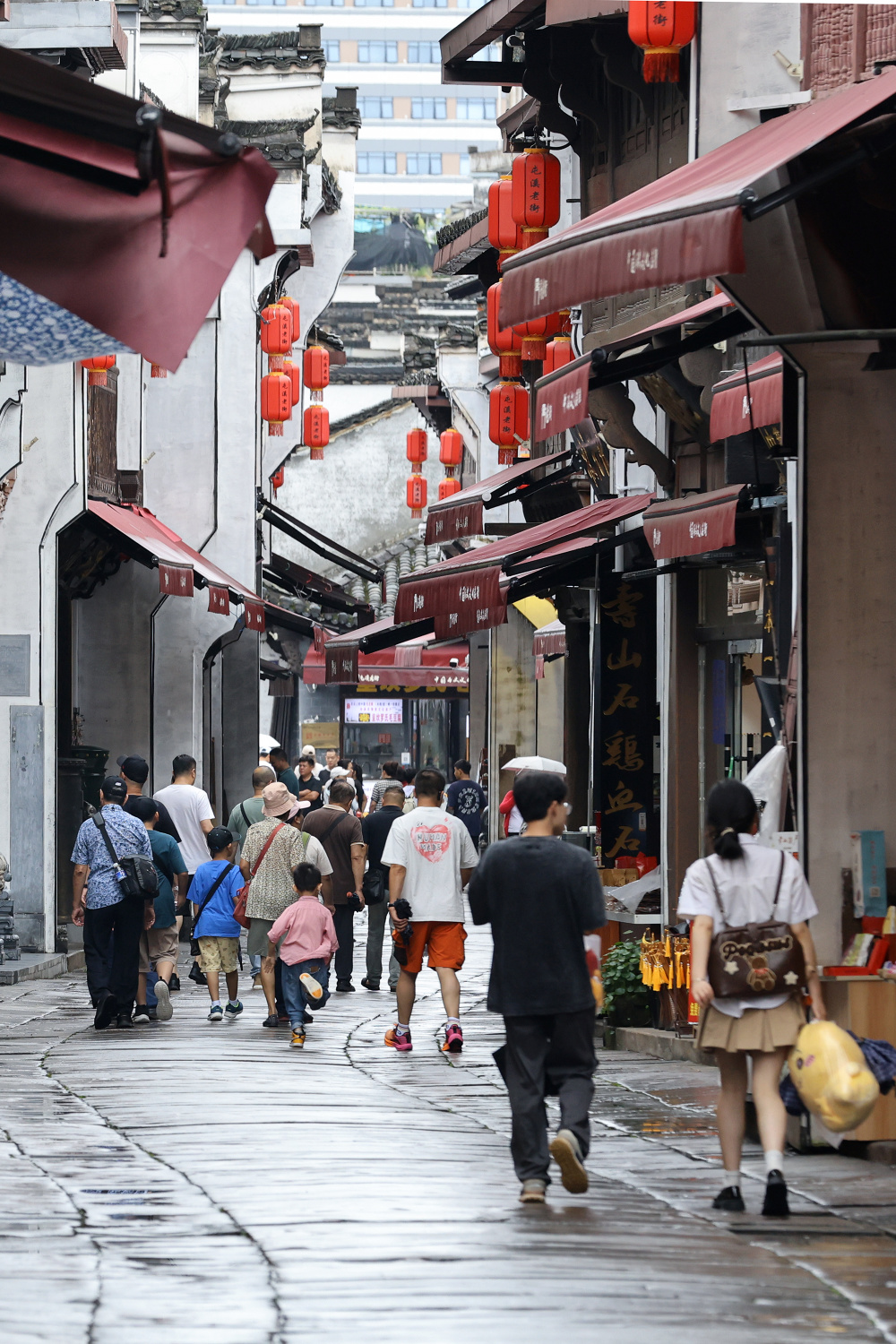 新华社发(樊成柱 摄)6月28日,在黄山市黄山区耿城镇,农技人员余中萍