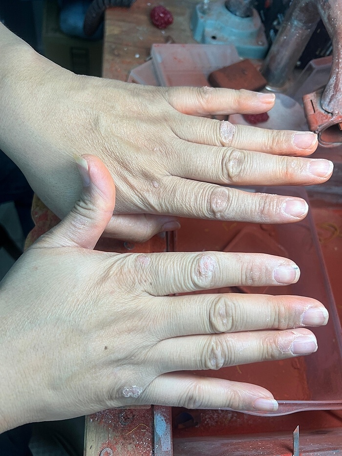 布满了厚厚的老茧,每个手指的关节也因为常年抓握和固定器物而变形了