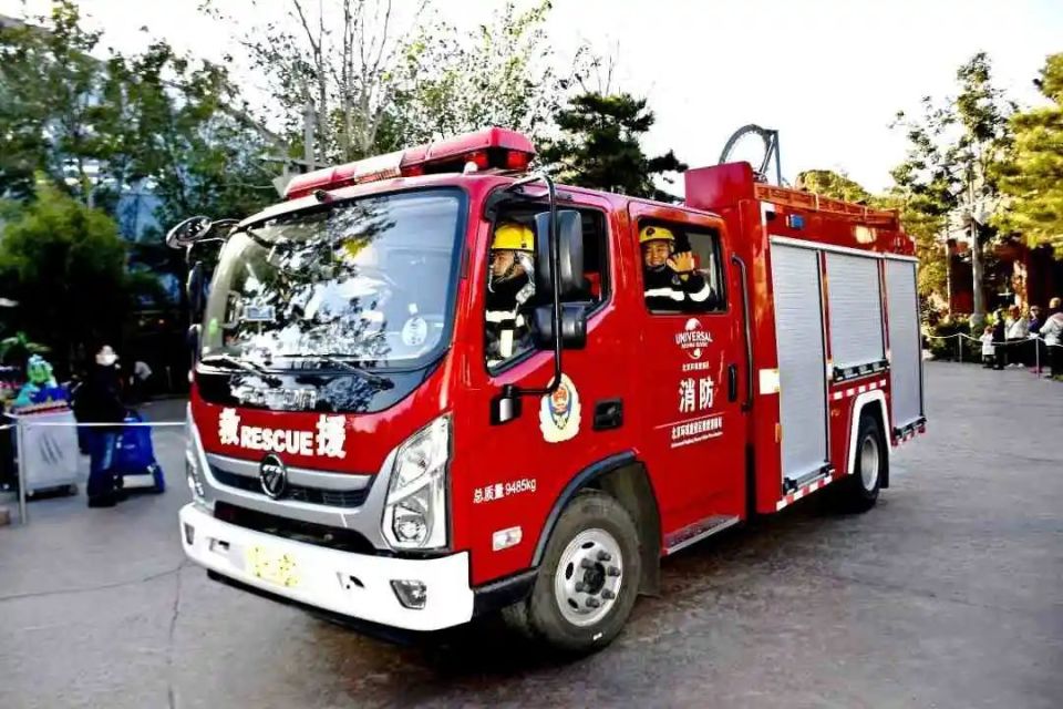 北京环球影城涌入一大波消防员!现场尖叫声不断_腾讯新闻
