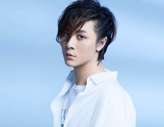 曾经的张大仙是靠颜值出道,他还cos过李白,拥有青莲剑仙的称号,官方