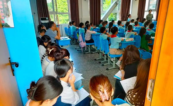 教育部课程标准修订组专家何伦忠莅临都江堰市灌州小学