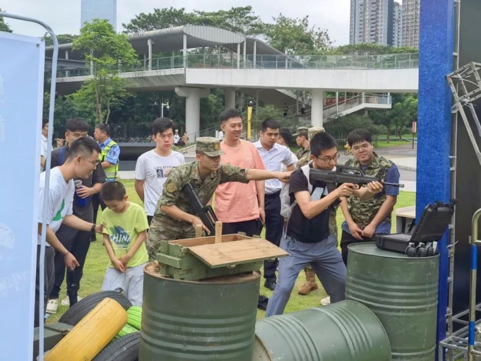 征兵咨询处,几位身着迷彩服的深大退伍大学生士兵结合自己的军旅生活