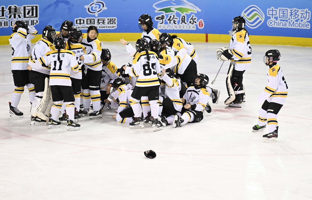 冰球女子青年组辽宁队获铜牌