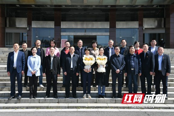 桃江县相关领导与两位全国人大代表合影.