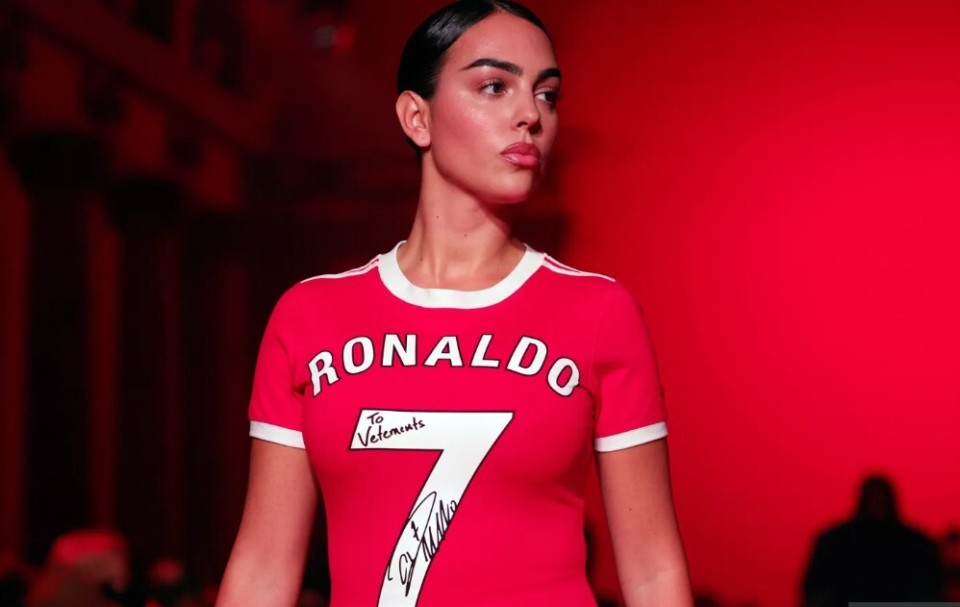 好看吗乔治娜身穿融合c罗曼联7号球衣的礼服亮相巴黎时装周