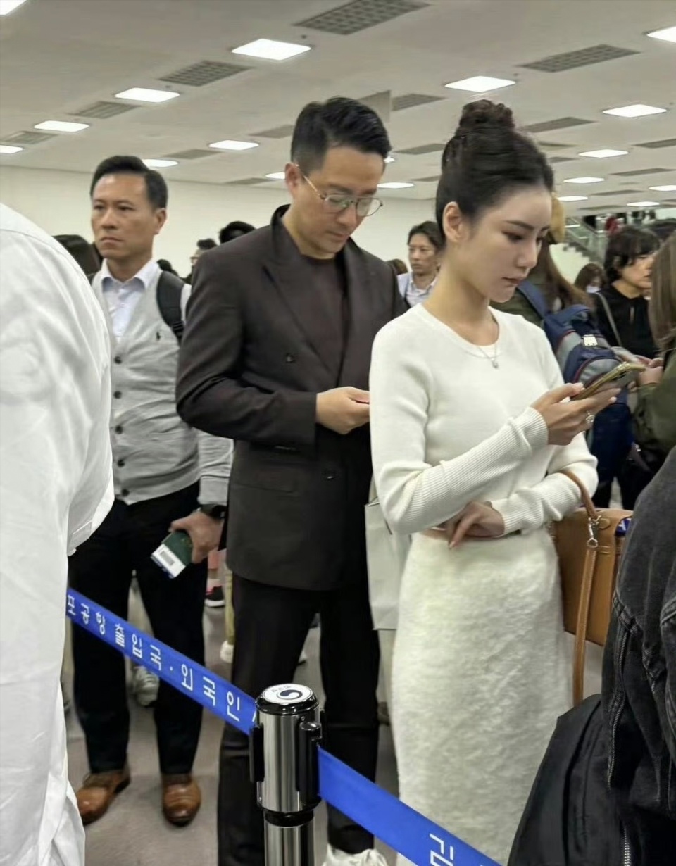 汪小菲和未婚妻现身机场马筱梅手上钻戒抢镜小腹微凸疑已怀孕