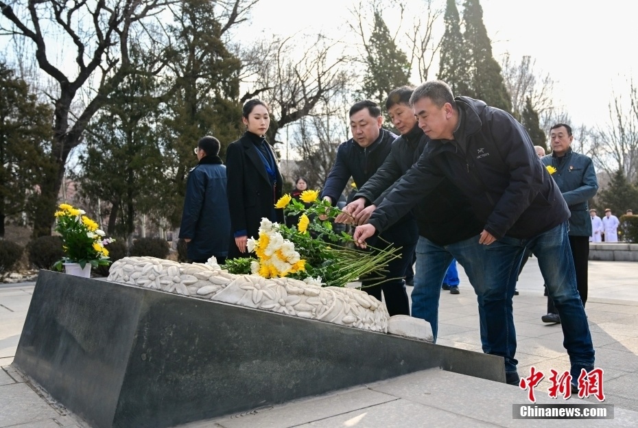 辽宁省暨抚顺市各界向雷锋墓敬献花篮仪式举行_腾讯新闻