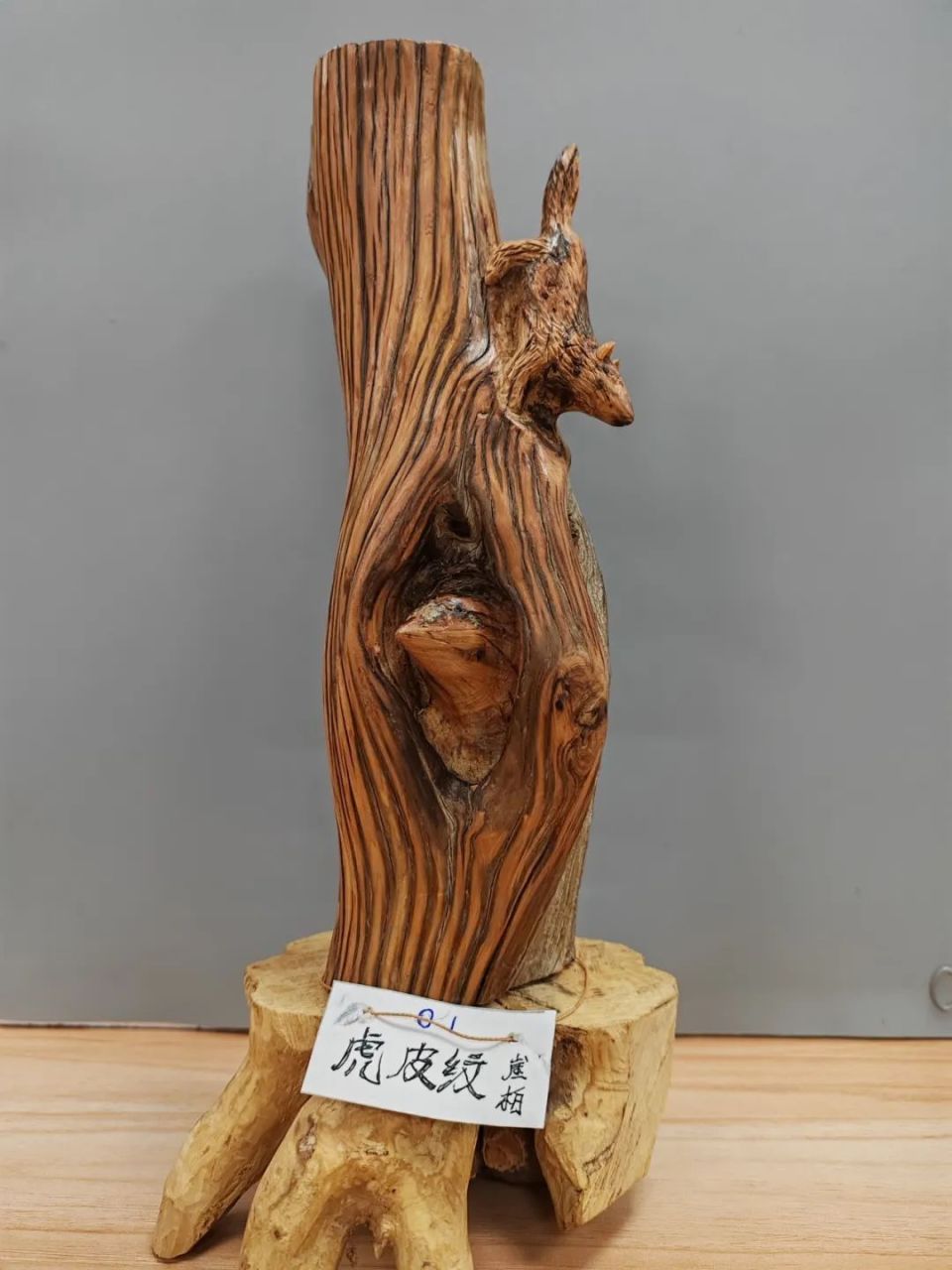 "顺势而为的崖柏根雕《虎皮纹》,"把朽木雕活了"的《苍鹰》,一件件活