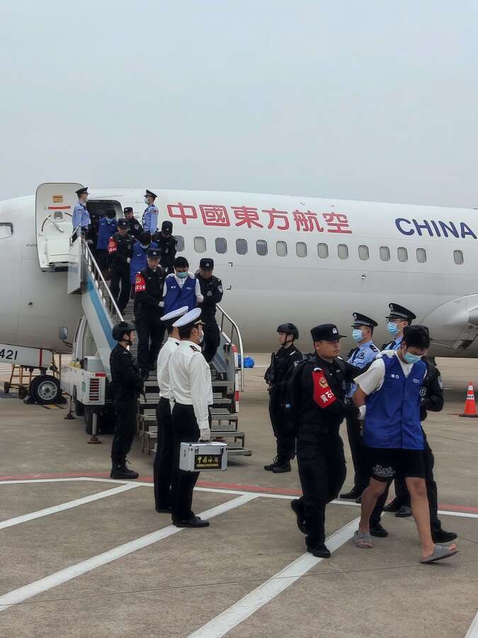 首批130名中国籍涉赌诈违法犯罪嫌疑人从柬埔寨被押解回国