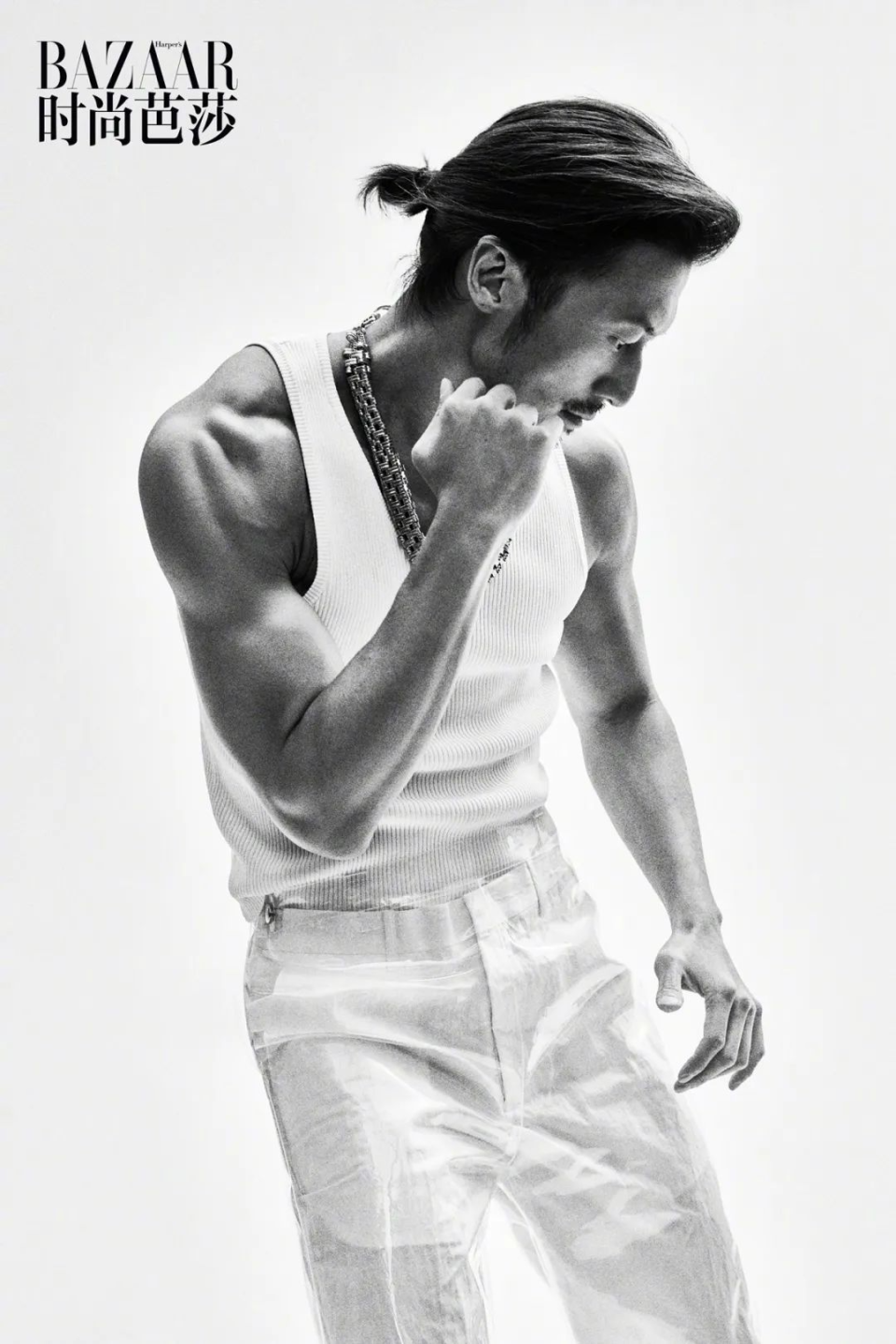 影帝谢霆锋《时尚芭莎》封面大片,对镜展现健硕肌肉硬朗身手_腾讯新闻