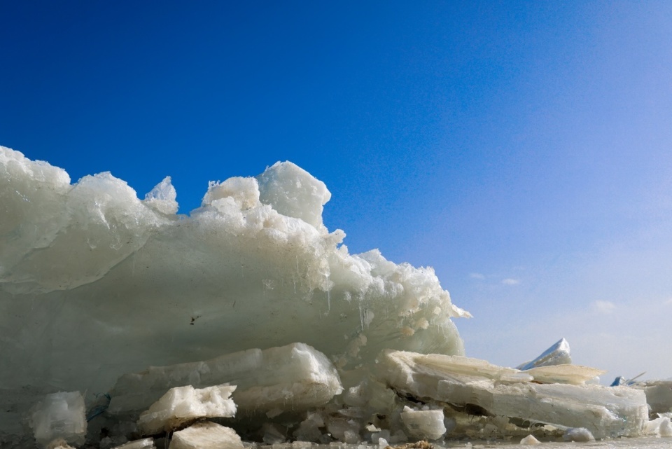 新疆博斯腾湖现"推冰"奇观