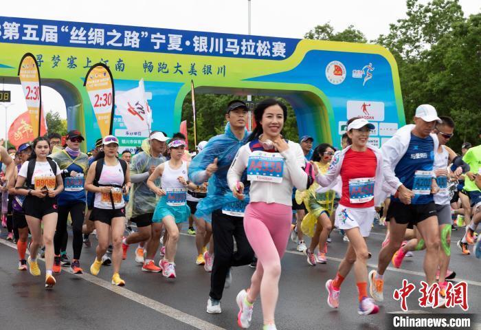 第五届丝绸之路宁夏银川马拉松赛鸣枪开赛