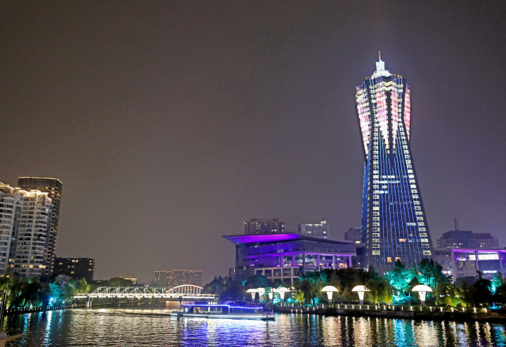 杭州西湖文化广场灯光秀焕新开启