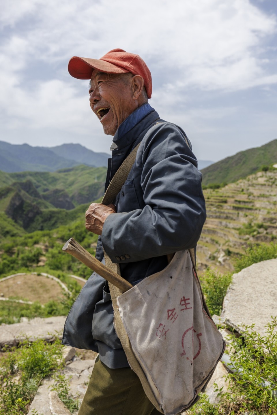 中午时分,在梯田中劳动了一上午的苇子水村民高曾辉,收拾工具,准备