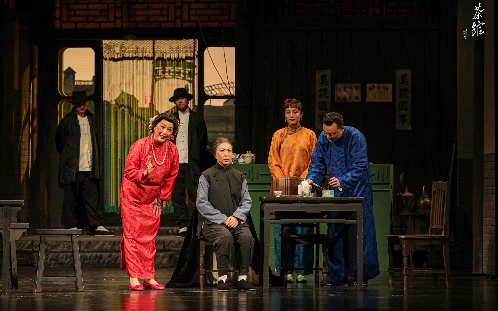这部作品在北京人艺的舞台上演了六十余年,一部茶馆,半部中国话剧