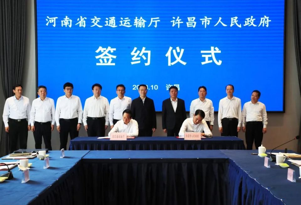 张庆一与唐彦民分别代表双方签订《关于推动交通运输现代化服务城乡