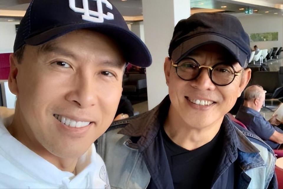 60岁李连杰去向佐家聚会抱cora坐腿上互动网友不避嫌