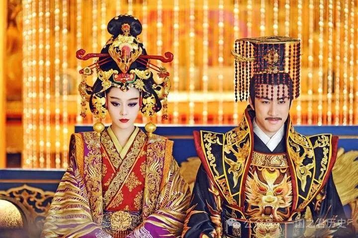 此后,唐高宗每逢临朝治事,武则天都在后边垂帘听政,政事无论大小,她都