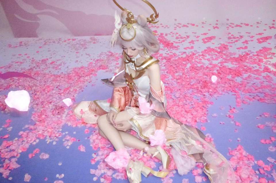 张天爱cos貂蝉,身穿粉红丝袜,裙口开到大腿,性感又美丽