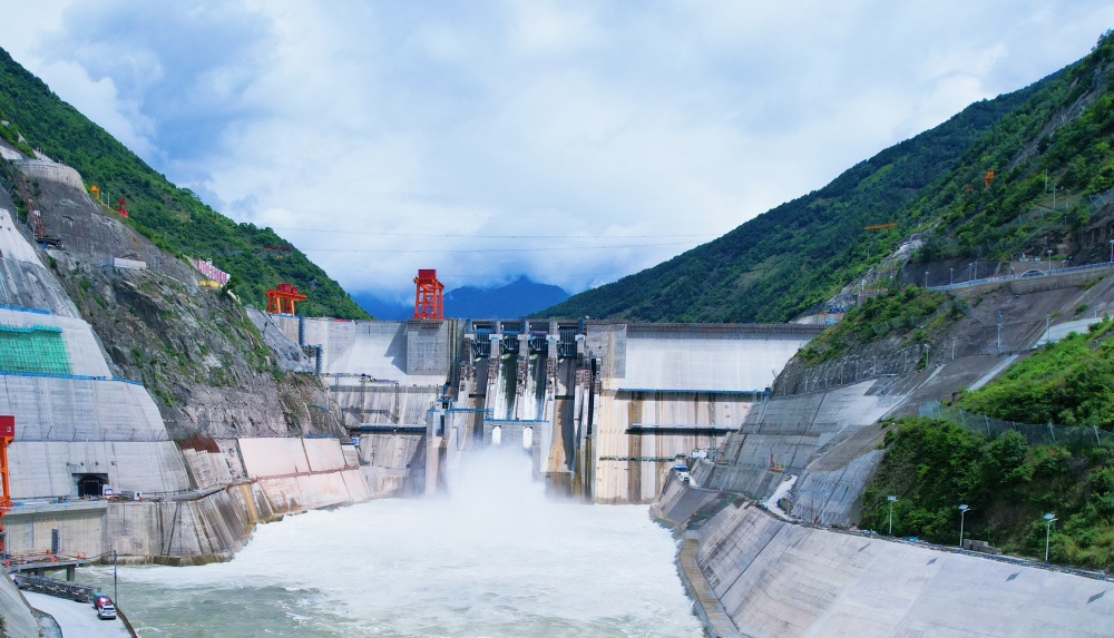 图为托巴水电站.