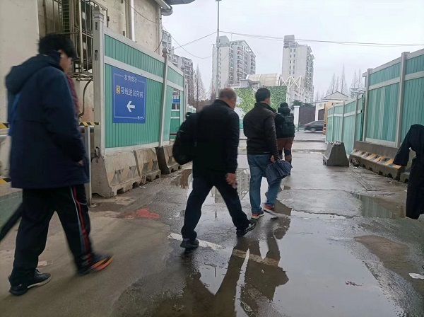 龙漕路地铁站临时通道变成积水路市民盼整改