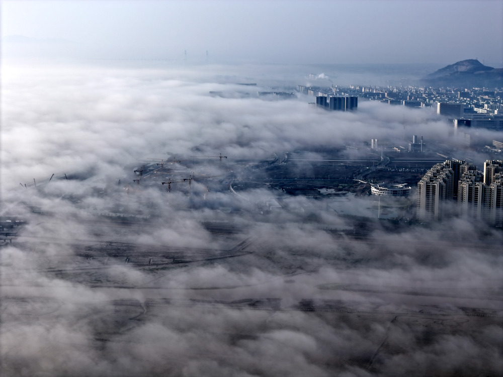 3月12日,温州市乐清湾出现平流雾景观,乐清湾城市建筑,港口码头等在雾