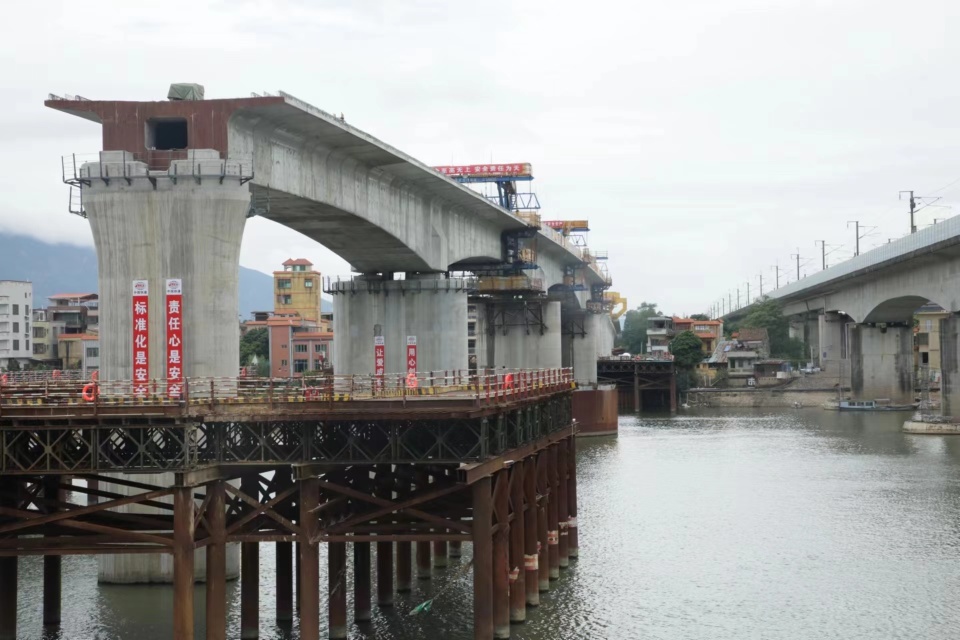 一桥飞架北江广清城际北延线最难一跨顺利合龙
