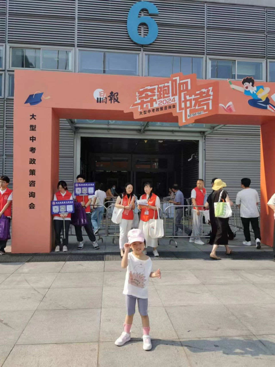 她说,他的一对双胞胎一个爱好美术,一个爱好音乐,都有可能去考深圳市