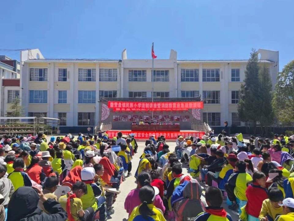 禄劝县撒营盘开展法治宣传进校园活动
