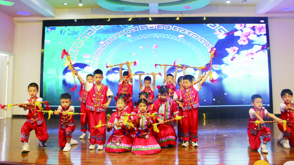 市幼儿园新星乐园——大班幼儿表演《莲湘舞》市幼儿园陆羽乐园开展以