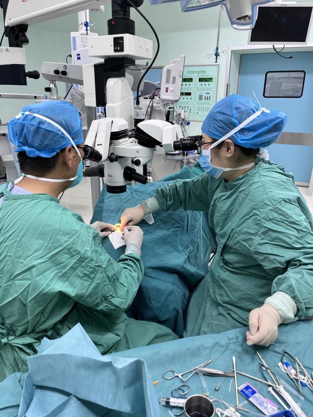 眼科主任杨成明及副主任邢宝刚与吴先生充分沟通后,进行了完善的术前