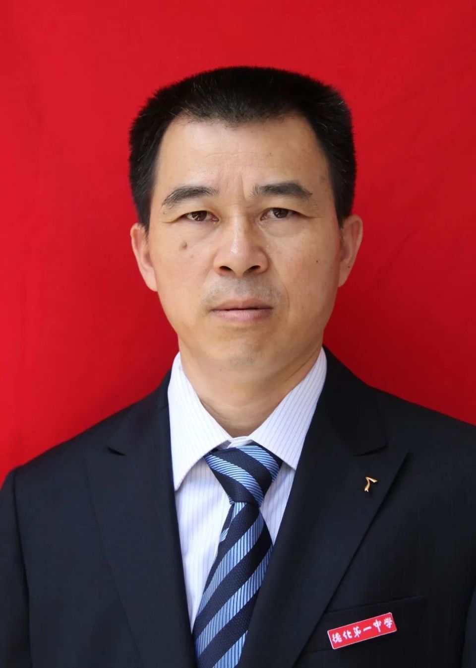 让荣誉的旗帜高高飘扬