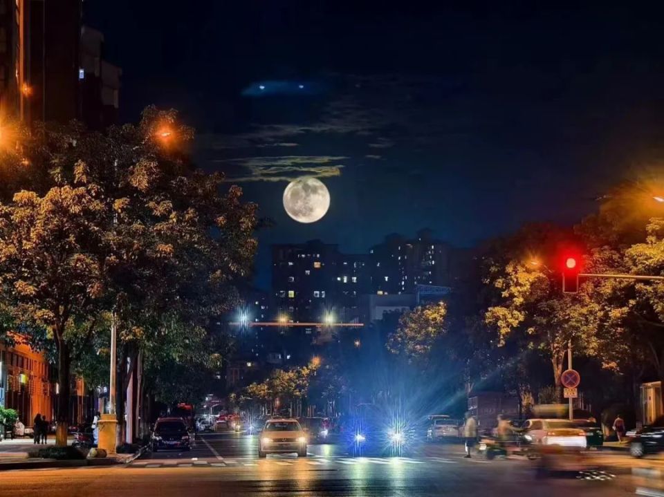 快抬头,今晚的月亮超级美