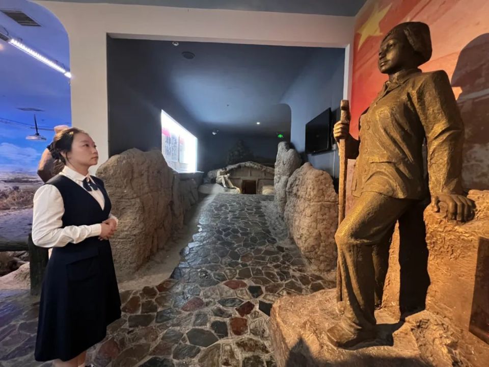 在五家渠将军纪念馆二楼展厅的醒目位置,摆放着王孟筠的全身铜像.