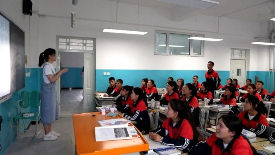 伽师县实验中学党总支书记,校长王华麟说:"