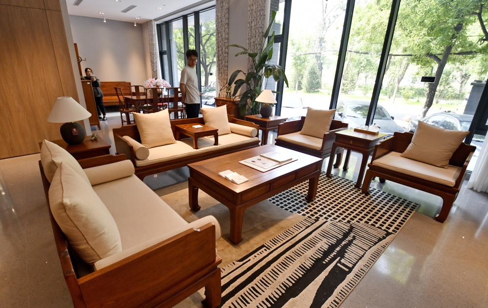5月7日,北京龙顺成中式家具有限公司展出的技师在制作木质文创产品