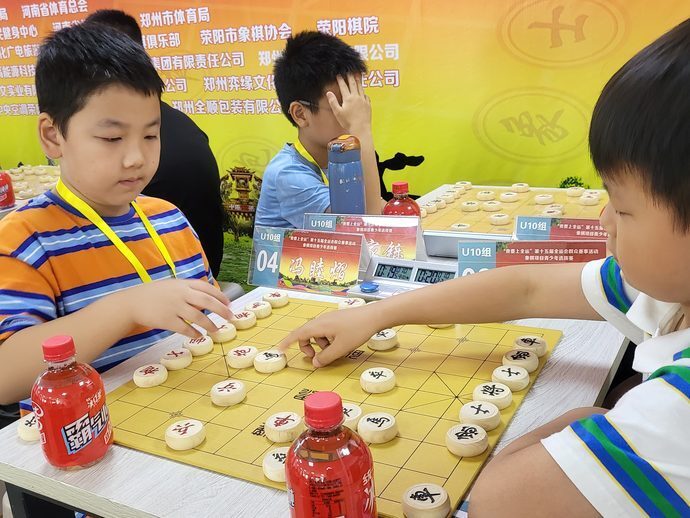 河南百余名青少年象棋爱好者"棋"聚荥阳较高下