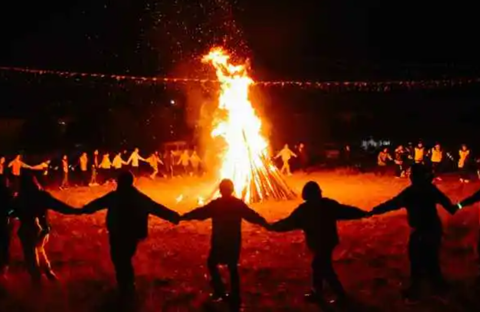 蒙古包,篝火晚会,特色美食.听涛小镇草原风情节,邀您一同狂欢!