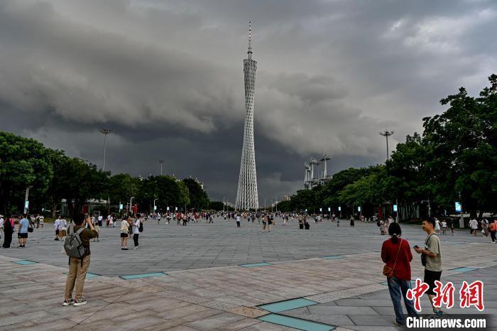 广州受台风"泰利"影响 市区出现雷雨大风天气