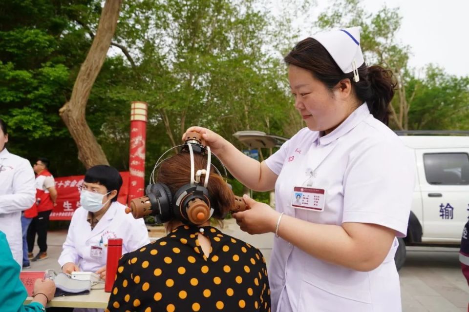 哈密市举办2024年"红十字博爱周"义诊活动