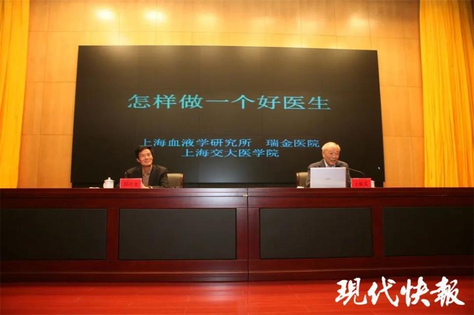 王振义回到家乡兴化开讲座回到上海后,"建好家乡医院,惠及家乡人民"的