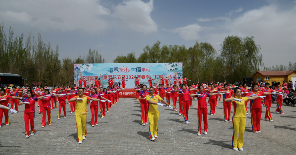临河区第六届梨花节今日开幕,现场百亩花海竞相绽放,人山人海!