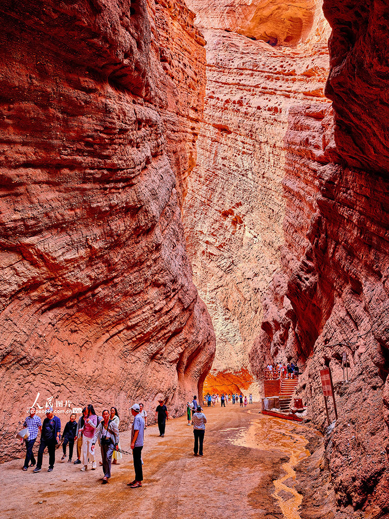 新疆库车:天山大峡谷游人多
