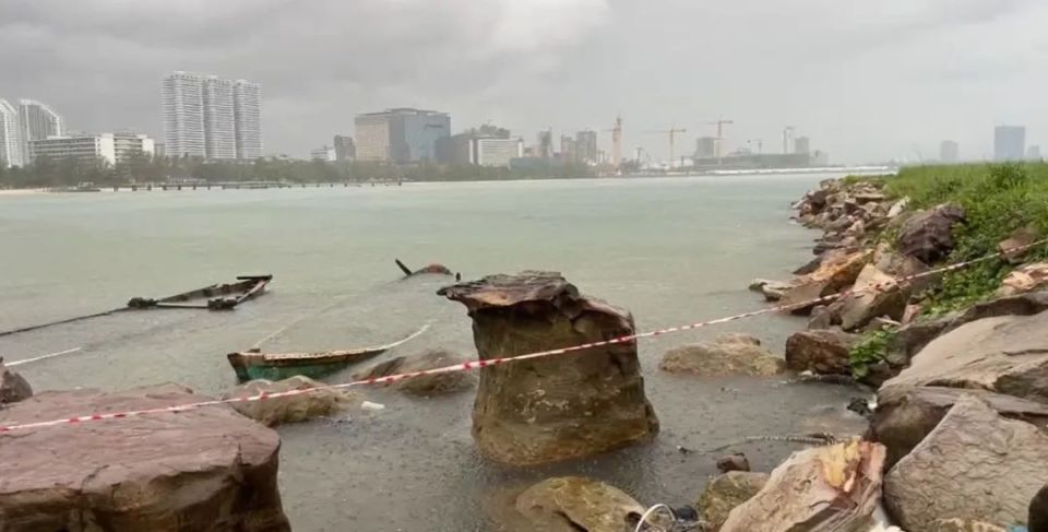 西港海边发现一具无名浮尸_腾讯新闻