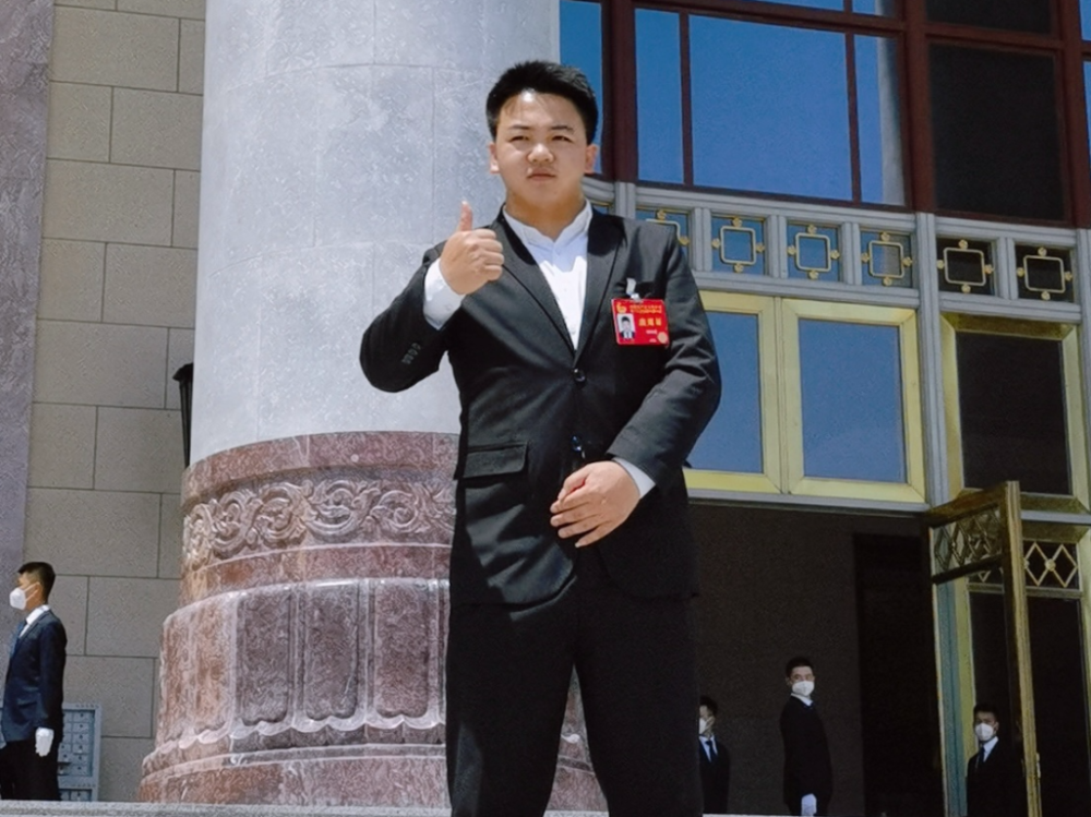 走进人民大会堂的"青年悍将",崇明这位小伙超励志!