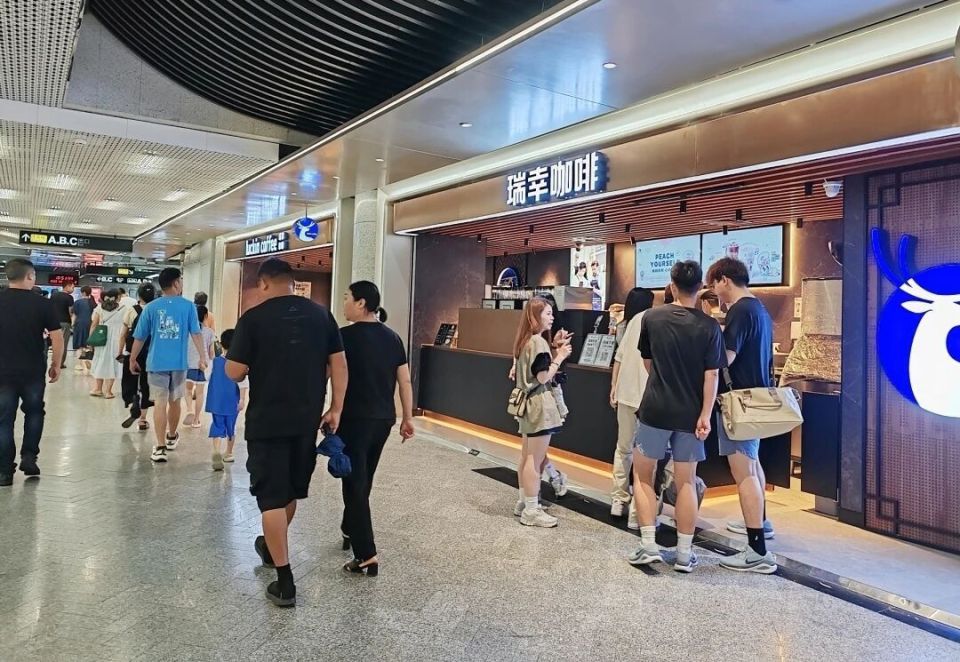 咖啡店开进地铁站，30秒即取——广州地铁试点打造“微商业综合体”_腾讯新闻