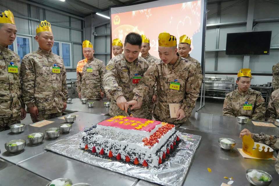 此次生日宴会,官兵们准备了很多精彩的小节目,有激情火爆的吉他独奏