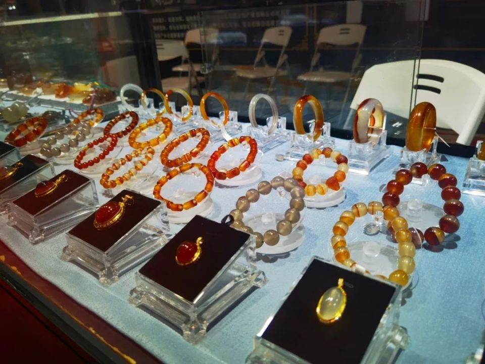 本次逊克县展出玛瑙雕刻品,玛瑙饰品,玛瑙原石,其中包括三件获得国家