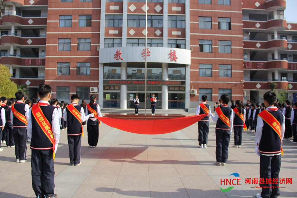 商丘前进小学昆仑路校区举行消防记心中 安全伴我行主题升旗仪式_腾讯