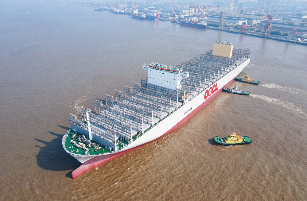 江苏南通:可装载24188个集装箱的超大型集装箱船出海试航